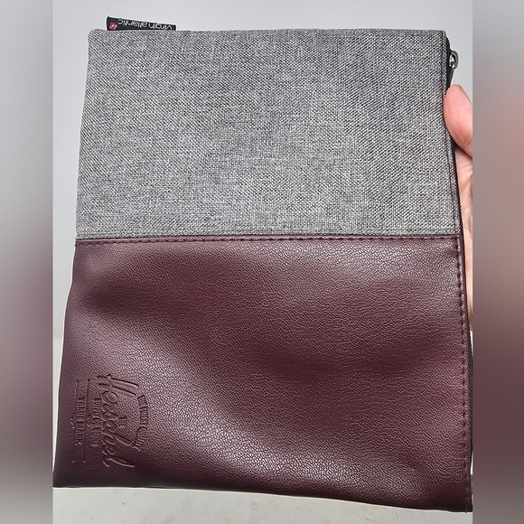 The Herschel 9.5” x 7.5” Make-Up Bag Virgin Atlantic Full Zip Clean Travel Bag - Picture 2 of 7